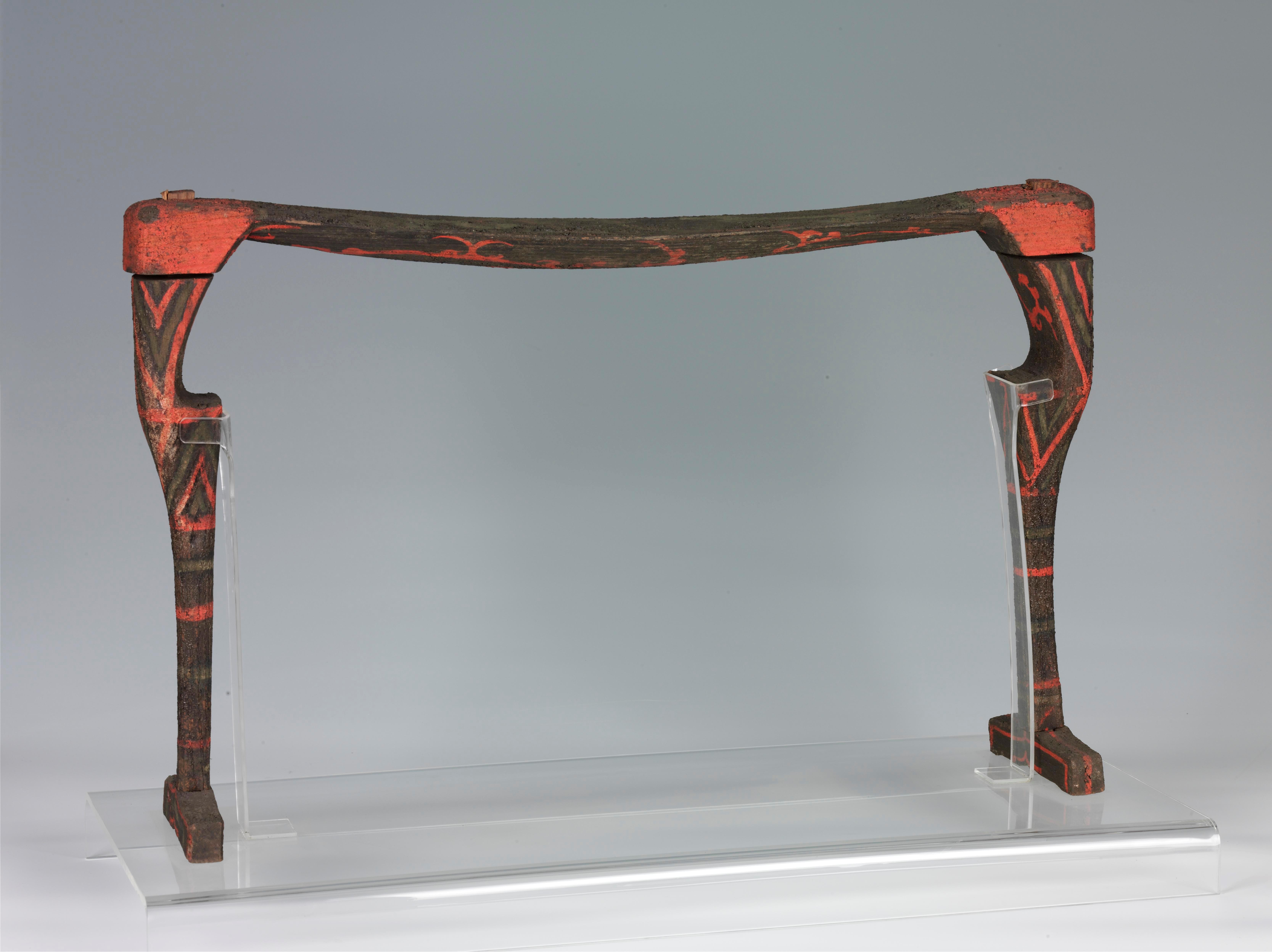 云纹漆凭几，湖南博物院藏