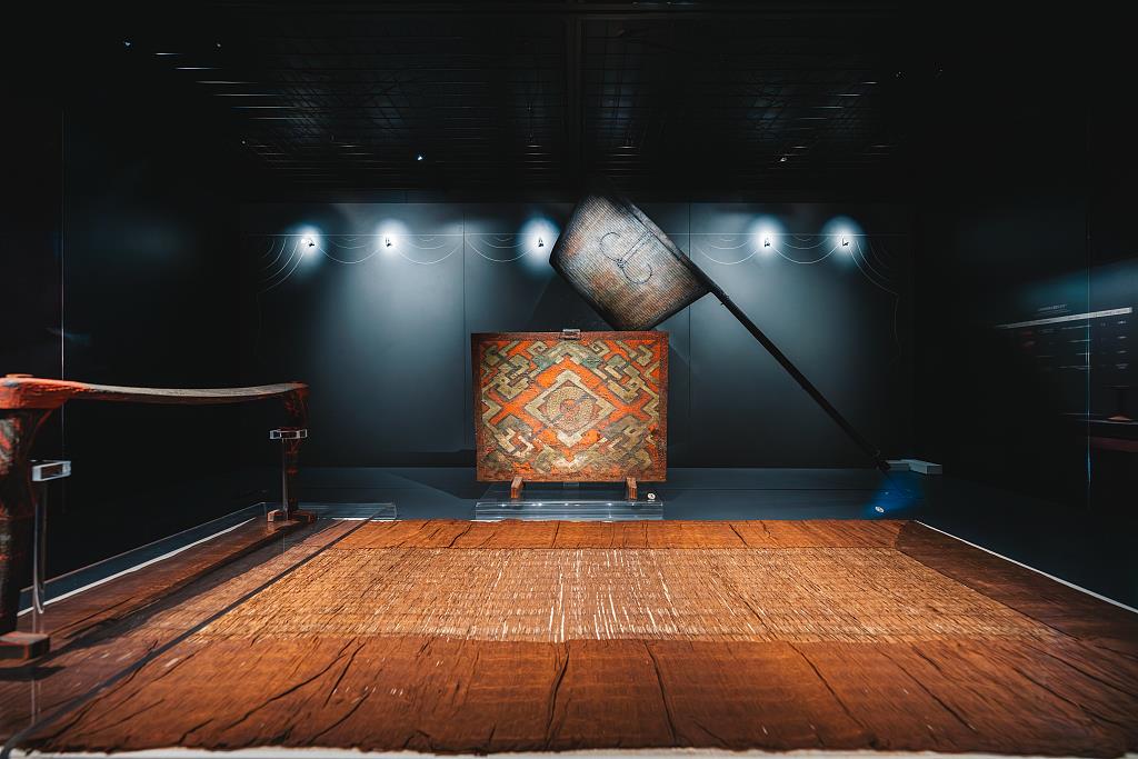 湖南博物院复原展示辛追夫人家的“客厅”，最左面就是云纹漆凭几。