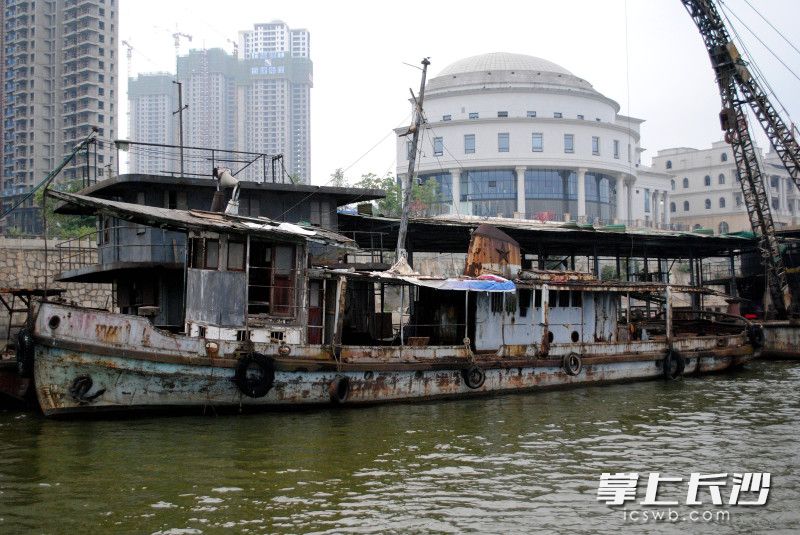 2015年8月28日，胡富君拍摄的日本铁壳船。均为受访者供图