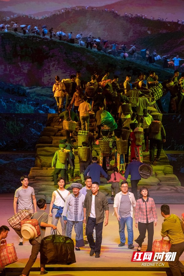 《大地颂歌》彩排剧照：一步千年，奔向新的家园。