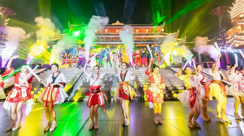 ▲长沙方特东方神画景区夜场表演