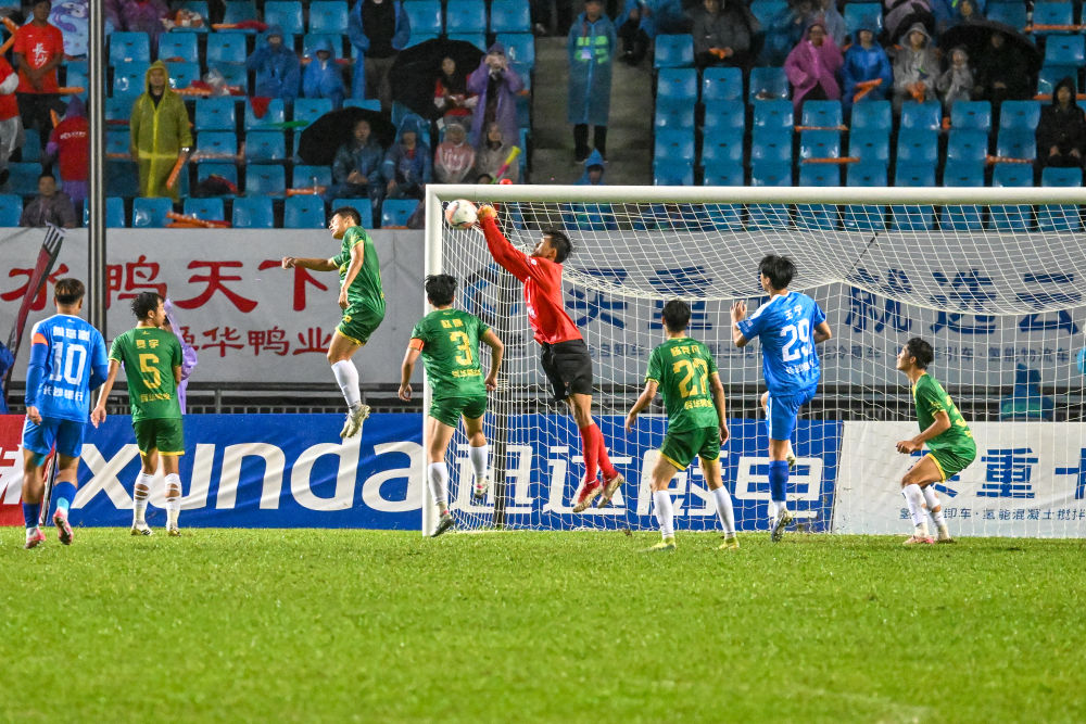 9月20日，郴州队守门员刘翔（右四）在比赛中。陈哲君 摄