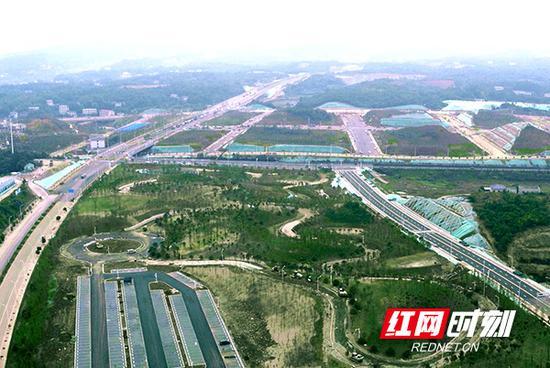 湖南湘江新区智能系统测试区拥有78类场景,4大环境测试,是国内场景最多、配套最全的智能系统测试区。 湖南湘江新区智能系统测试区拥有78类场景,4大环境测试,是国内场景最多、配套最全的智能系统测试区。