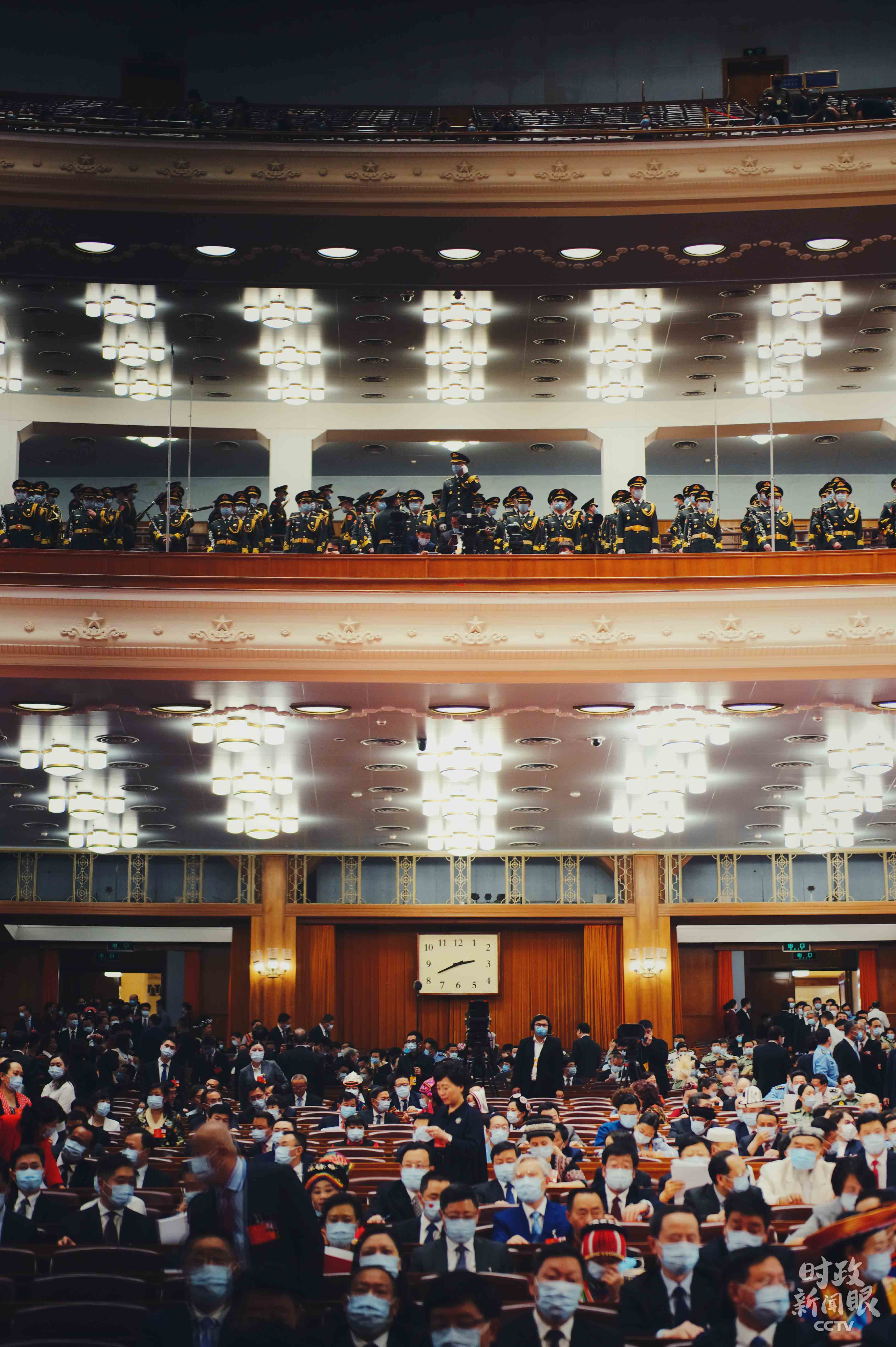 △全国人大代表入场就座。（总台央视记者彭汉明拍摄）