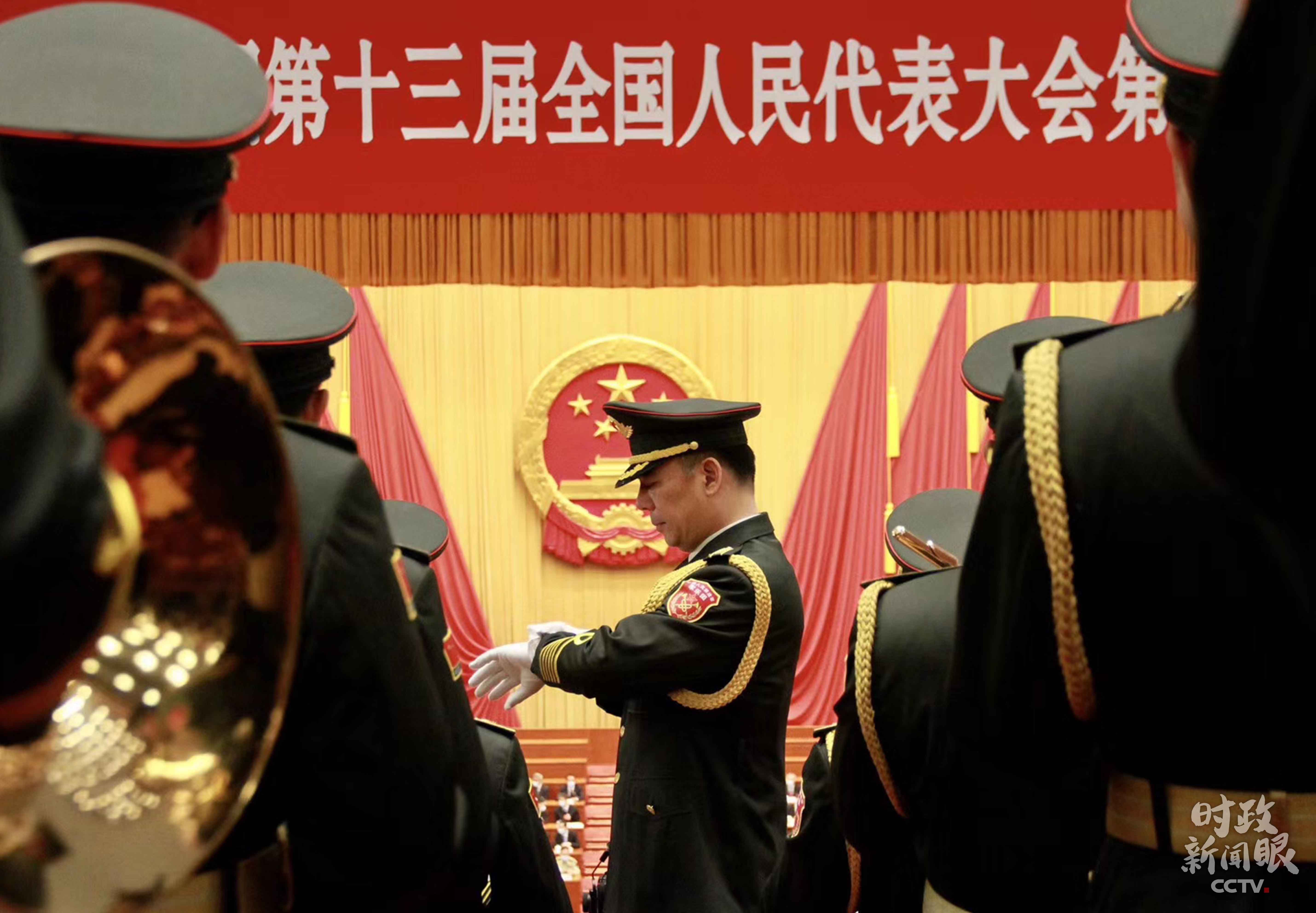 △军乐团为演奏做准备。（总台央视记者王威拍摄）