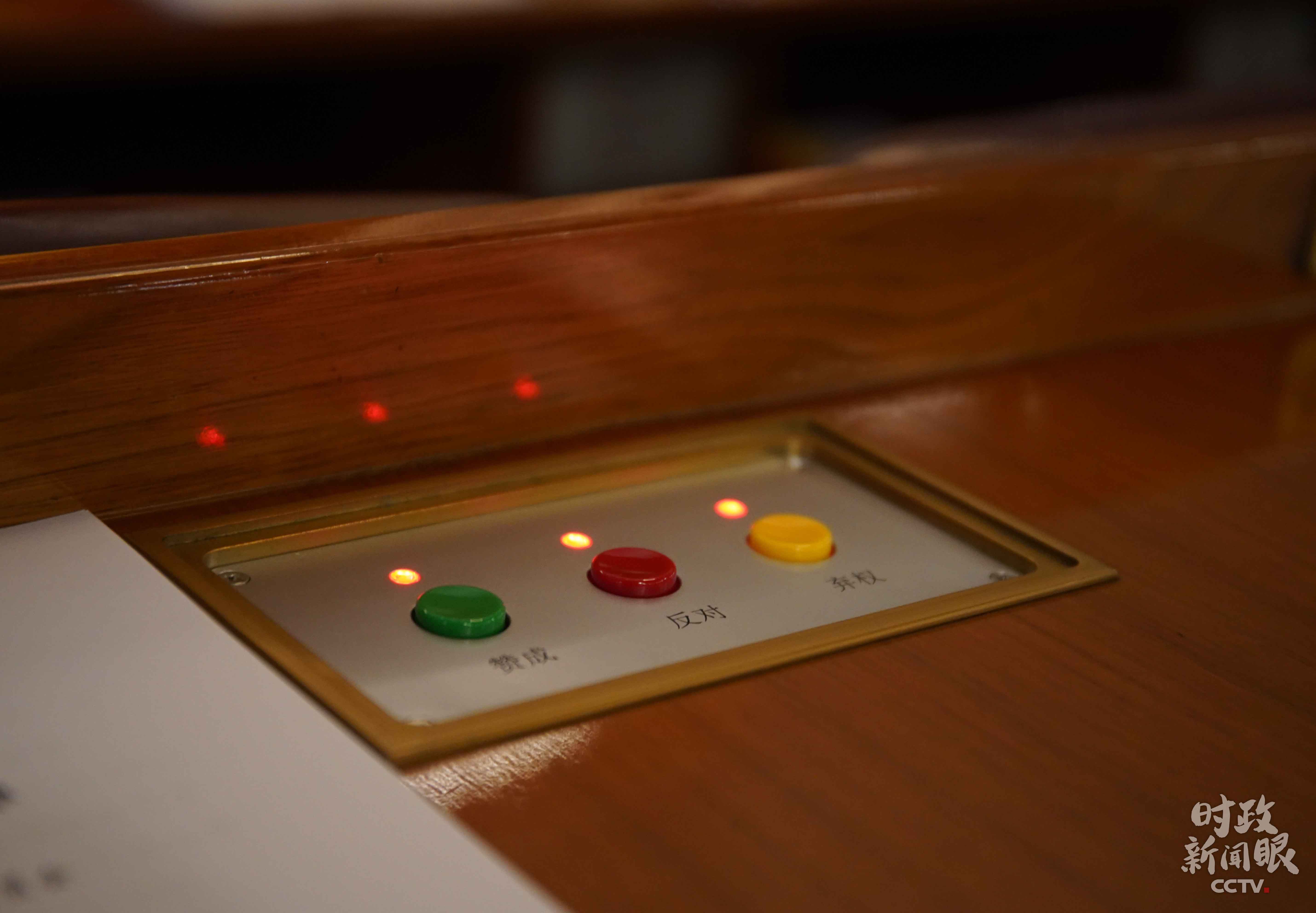 △这是全国人大代表座位上的表决器。（总台央广记者潘毅拍摄）