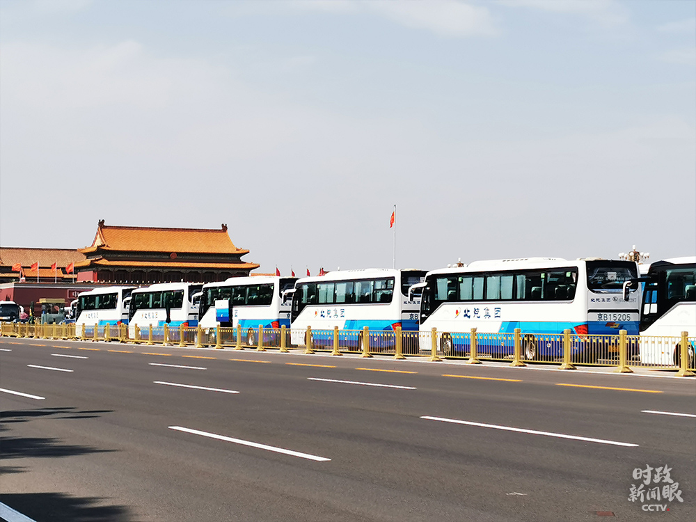 △闭幕会后，代表们乘车离开。（总台央视记者彭汉明、史伟拍摄）