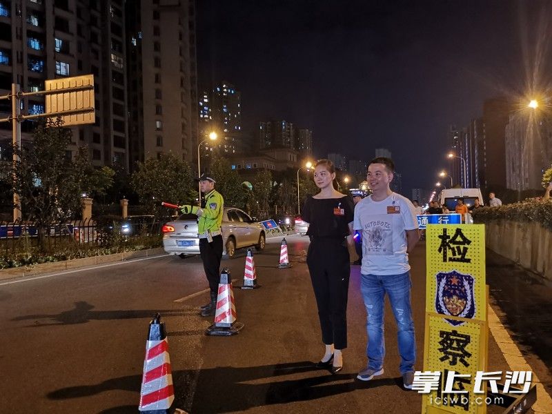 监督员参与交警执法过程。