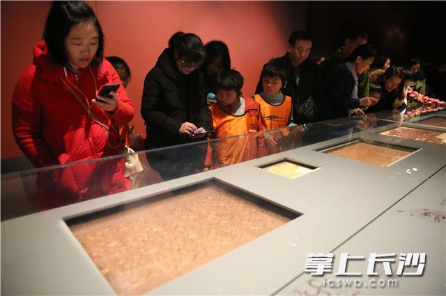 大同二小“我的假日在湘博”亲子课堂，欢了孩子，乐了家长。照片均为长沙晚报记者 舒薇 摄