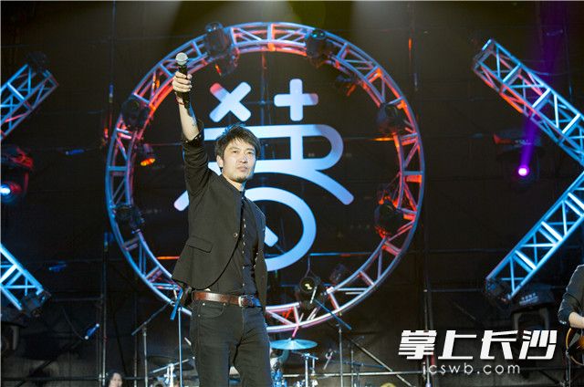 鹿先森乐队点燃了现场观众的热情。 鹿先森乐队点燃了现场观众的热情。