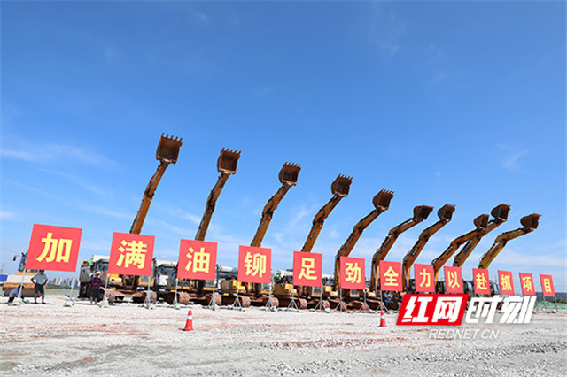 集中开工现场。刘晓东摄影。