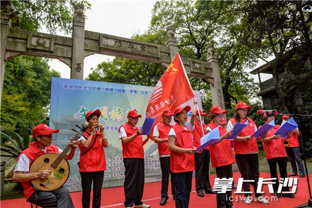 社区五老志愿者们唱起了自编的《红袖章之歌》