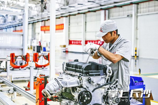 在新建成的广汽三菱发动机工厂内，工作人员忙着在对机械设备做最后调试。预计年内，湖南首款自产汽车发动机将在这里量产。  长沙晚报记者 王志伟 通讯员 郑骏 摄影报道