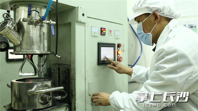 电池测试员正在操作配料工序的搅拌机。长沙晚报记者 张禹 通讯员 李琦 摄