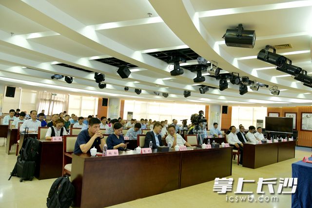 9月29日,中联环境与酷哇机器人成立酷哇中联公司,高新区与其签订合作协议。周秋燕 摄