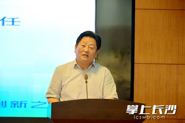 湖南湘江新区党工委委员、管委会副主任罗社辉见证签约。周秋燕 摄