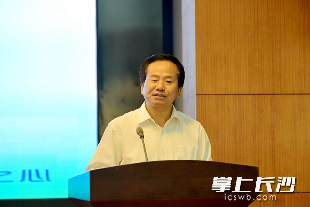 高新区党工委书记周庆年表示,将一如既往支持项目落地和企业发展。周秋燕 摄