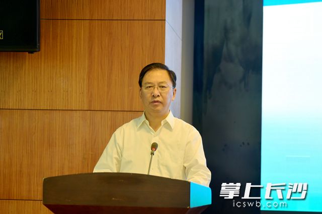 高新区管委会主任谭勇主持本次活动。周秋燕 摄