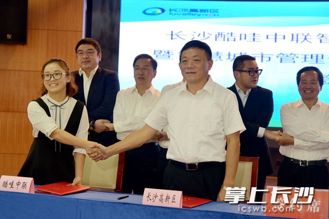 高新区管委会副主任陈大庆(前排右)代表高新区与企业签约。周秋燕 摄