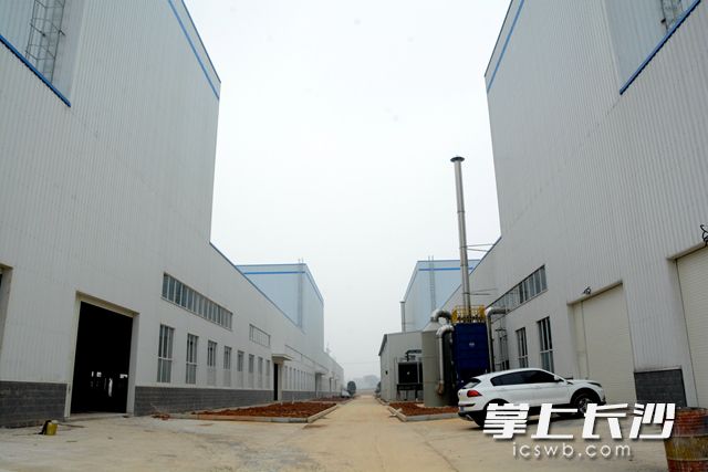 杉杉能源项目二号厂房已经建成，正进行设备安装。段欣妤 摄