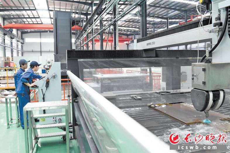 部分车间里已有相应设备进入，一台五轴超高压数控万能水刀切割机正在作业。长沙晚报记者 王志伟摄