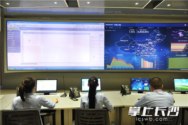 中联重科研发的4.0智能化系列产品会思考、能感知，同时还建立协调管理4.0智能化系列产品的中心大脑物联网工业云平台，促进工程机械高质量发展。照片均为长沙晚报记者 小刘军 摄