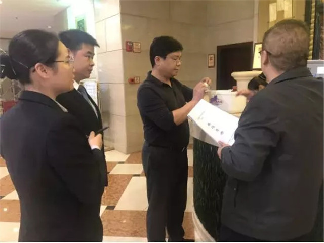 图为陈刚局长对照创建标准检查银天酒店便民医药箱 图为陈刚局长对照创建标准检查银天酒店便民医药箱