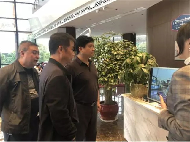 图为陈刚局长带领领导班子成员检查希尔顿酒店创建工作 图为陈刚局长带领领导班子成员检查希尔顿酒店创建工作