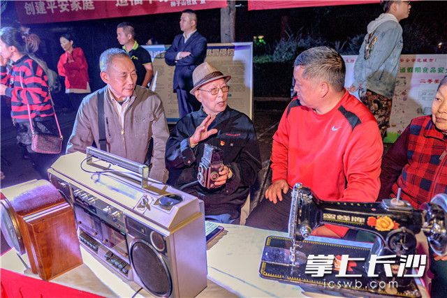 85岁的居民黄国麒如数家珍的给大伙介绍家里这些老“古董”,让大伙感受到沧桑40年大家生活的变迁 。 均为长沙晚报记者 陈飞 摄 85岁的居民黄国麒如数家珍的给大伙介绍家里这些老“古董”,让大伙感受到沧桑40年大家生活的变迁 。 均为长沙晚报记者 陈飞 摄