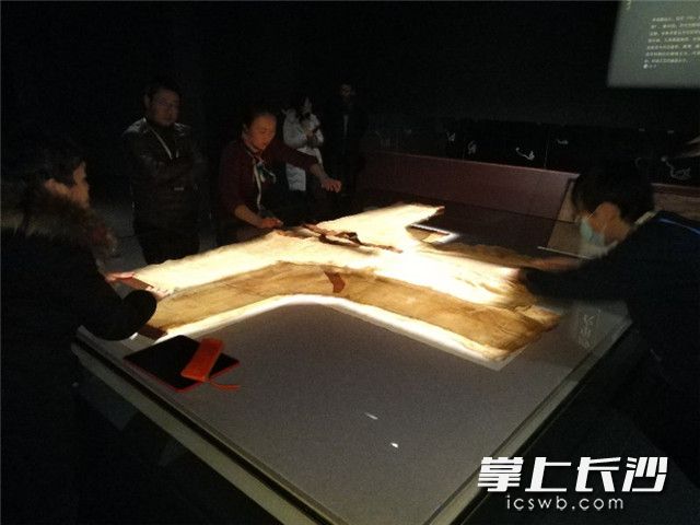 近日仿制成功的素纱单衣与原件进行比对。