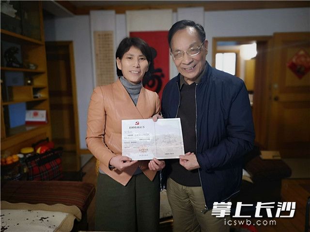 3月26日下午，高少青老人（右）向长沙党史馆第二次捐赠有关哥哥高继青烈士的党史文物。长沙市委党史研究室副主任李敏（左）向高老颁发捐赠证书。照片均为长沙晚报全媒体记者  黎铁桥 摄