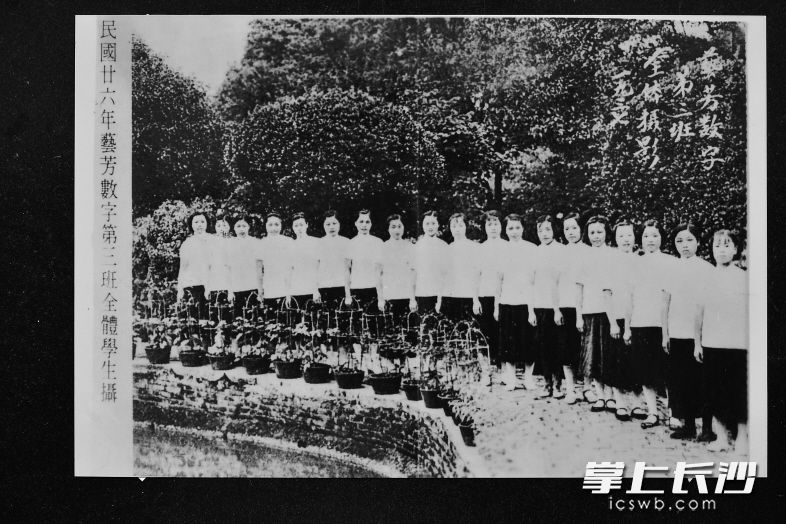 1937年，艺芳数字三班全体学生合影。这张照片所呈现的服装十分清爽，让人看着舒服；而女学生们右手统一放在体侧的毕业照造型，应该是现代毕业照创意的先驱吧。