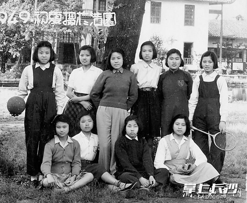 艺芳女校学生穿的生活服装，有阔腿裤、背带裤、宽边吊带裙、开衫配小衬衣，如果把发型换一换，说是现在大学生的小聚会，差不多像那回事。