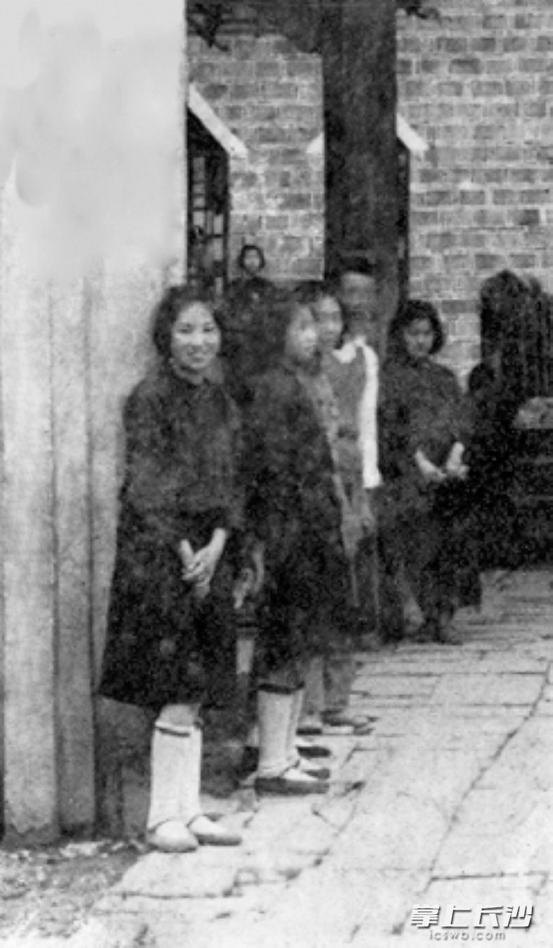 周南女校学生的春秋裙装，套裙配长筒袜，放在现在也是特色鲜明、性感十足。