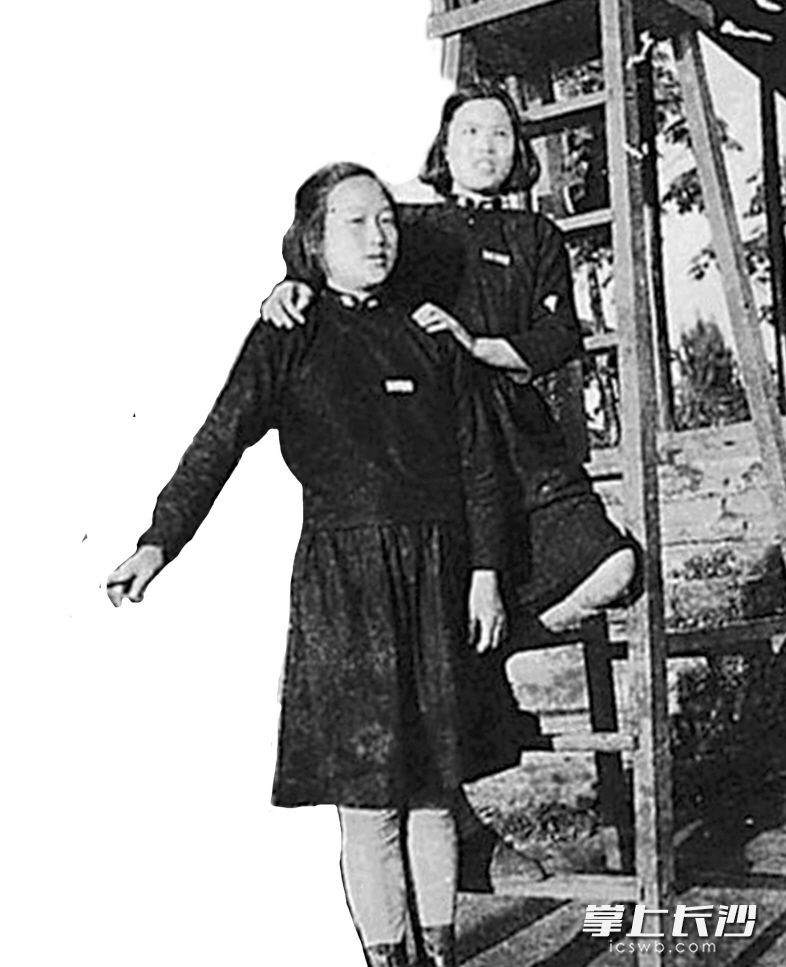 1948年，长沙明宪女中（今长沙市第15中学前身）高中文科女生。她们穿的长裙、紧腿裤和短靴的搭配，几乎与现在街头流行的冬季经典着装一模一样。