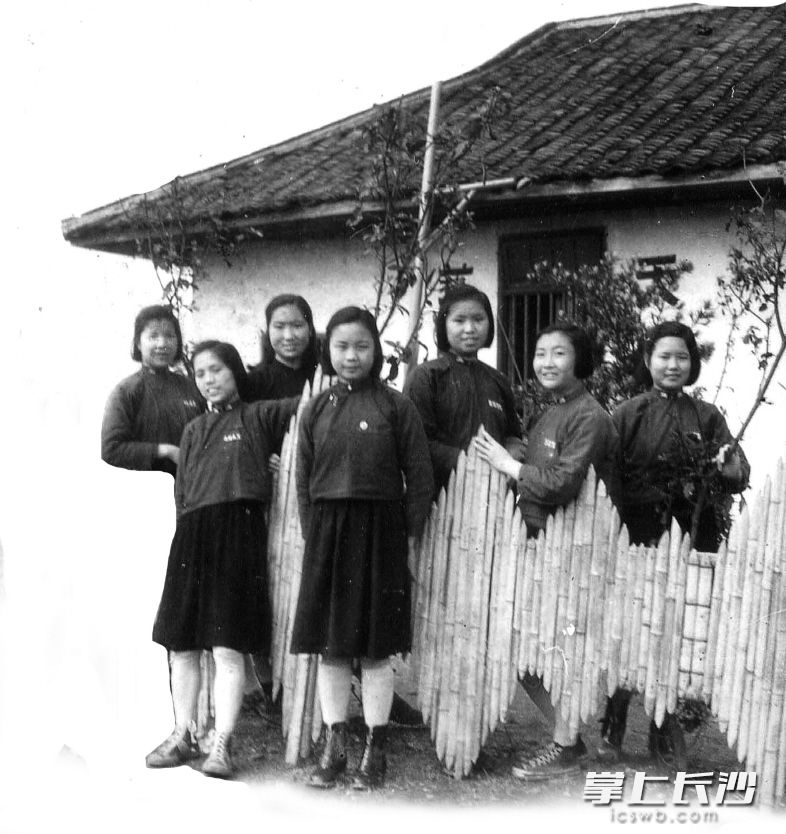 周南女校学生的服装，打眼的不是衣服，而是穿着的高帮靴子和板鞋。右边第二位女生穿的鞋子，鞋带的打法和款式，像极了“邦威”的平板鞋。