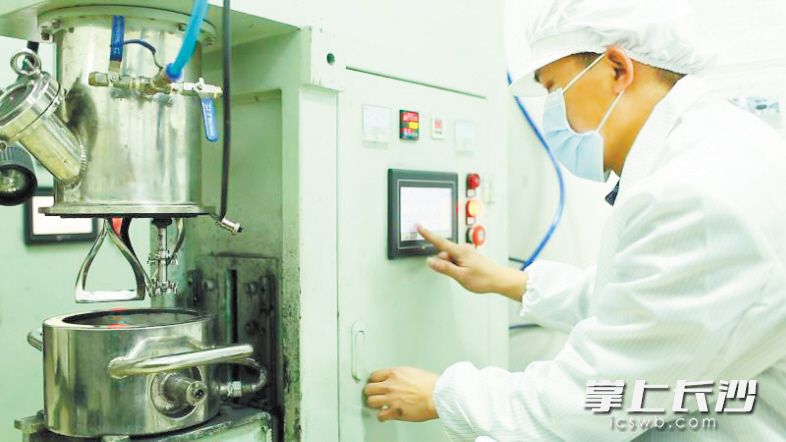 杉杉能源电池测试员正在操作配料工序的搅拌机。　　长沙晚报记者 张禹 通讯员 李琦 摄影报道