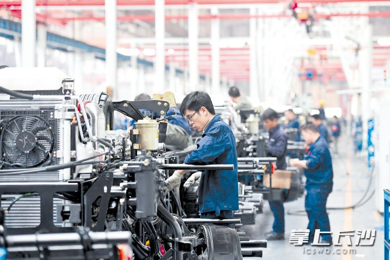 昨日上午，三一重卡生产车间内，工人们在紧张忙碌。 长沙晚报记者 王志伟 摄