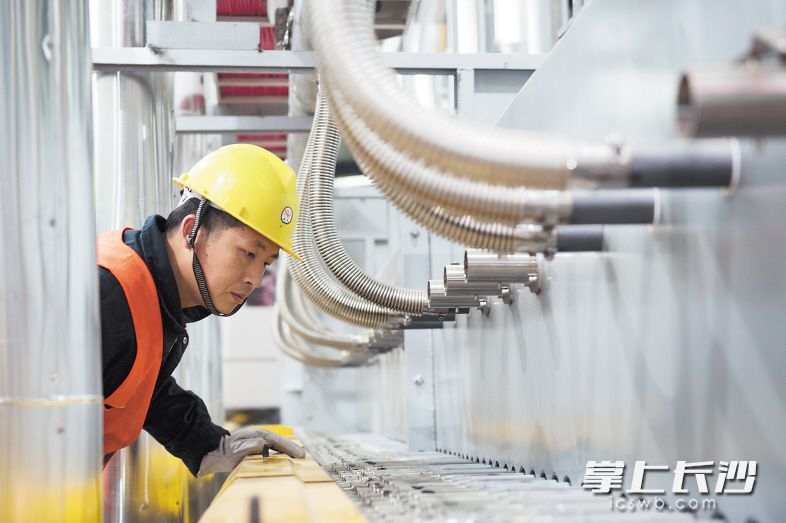 昨日，在杉杉能源长沙基地，技术人员正在调试生产设备。　　长沙晚报全媒体记者 黄启晴 摄