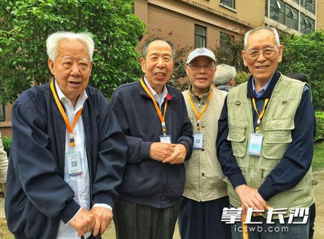 市级离退休干部们在长沙县青松老年公寓考察。