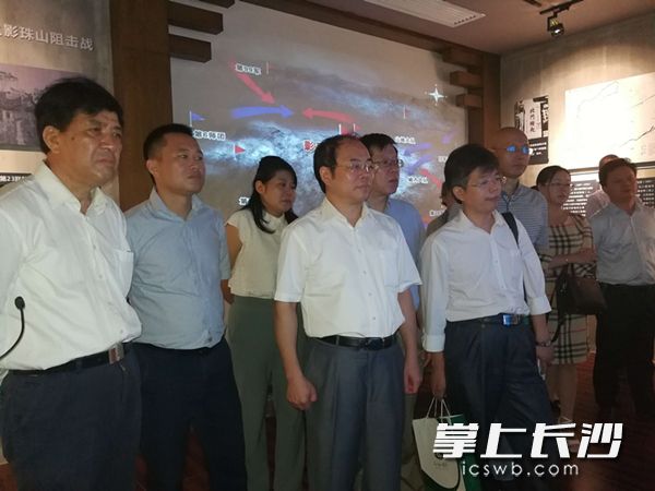 　　今天，长沙保卫战影珠山抗战史实陈列正式对社会开放。图为湖南省政协原副主席、民革湖南省委原主委刘晓(左一)，长沙市委常委、市委统战部部长谭小平(前右二)在参观陈列。 长沙晚报记者黎铁桥摄