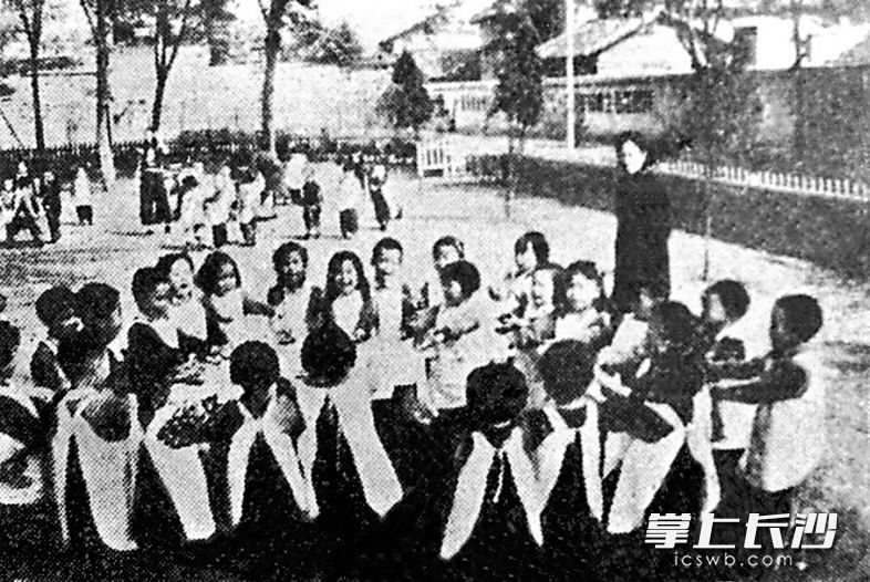 1951年9月，儿童公园在东牌楼落成。