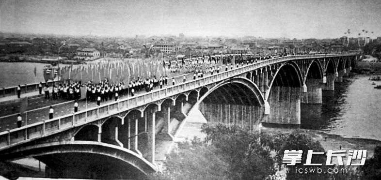 1972年10月1日，长沙湘江大桥（一桥）建成通车，使湘江两岸交通畅通，城市连为一体。