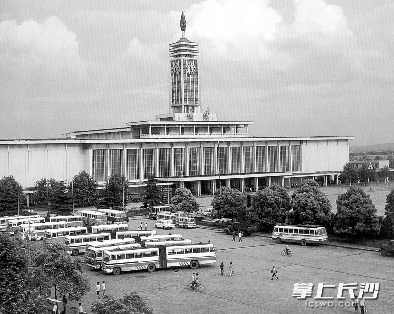 1977年7月1日投入使用的长沙火车站。当时其规模、设施及客运吞吐量均居全国火车客运站前列。