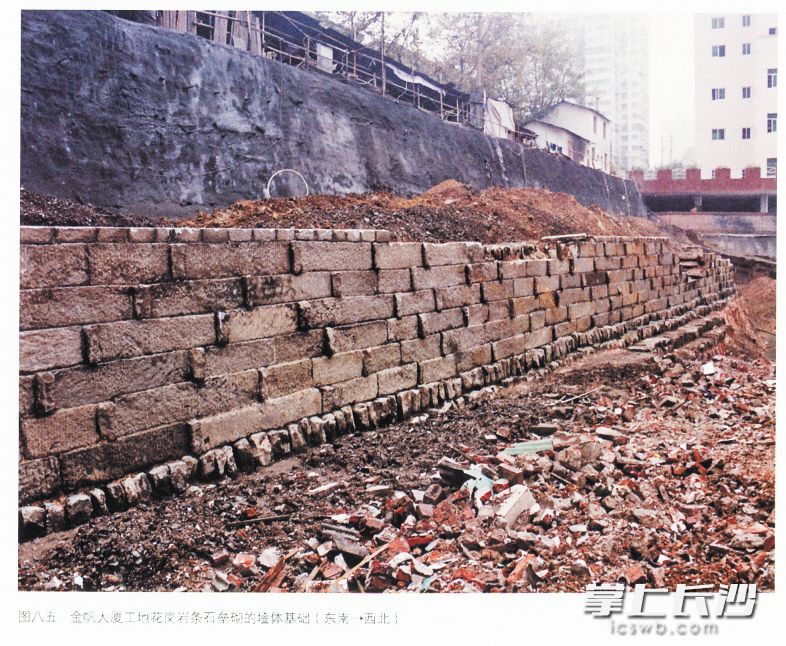 1999年，八一桥北侧金帆大厦工地经考古发掘出土的明清东城墙花岗岩条石墙体基础全景。