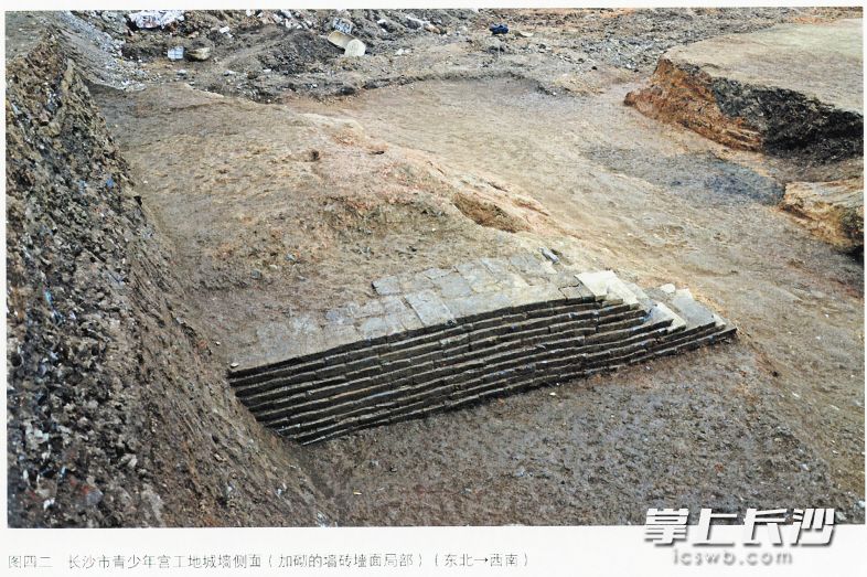 2014年，长沙文物工作者在市青少年宫内（中山路北侧60米处）发现的南北朝长沙古城的包砖城墙，这段城墙为湘州城北墙，南墙在解放路北侧九龙仓内发现。