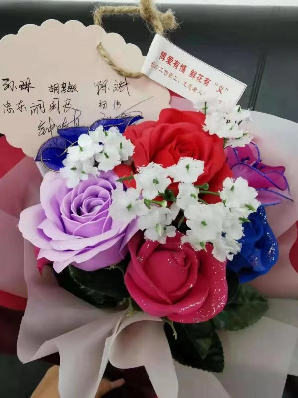 市工伤职工的义卖手工作品，代表了他们对新生活的美好向往。