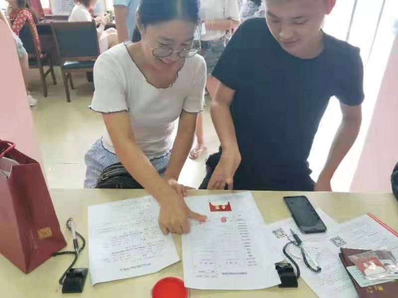 今日是七夕佳节，许多情侣通过结婚登记的方式见证自己的爱情。长沙晚报通讯员 邓颖晴 摄