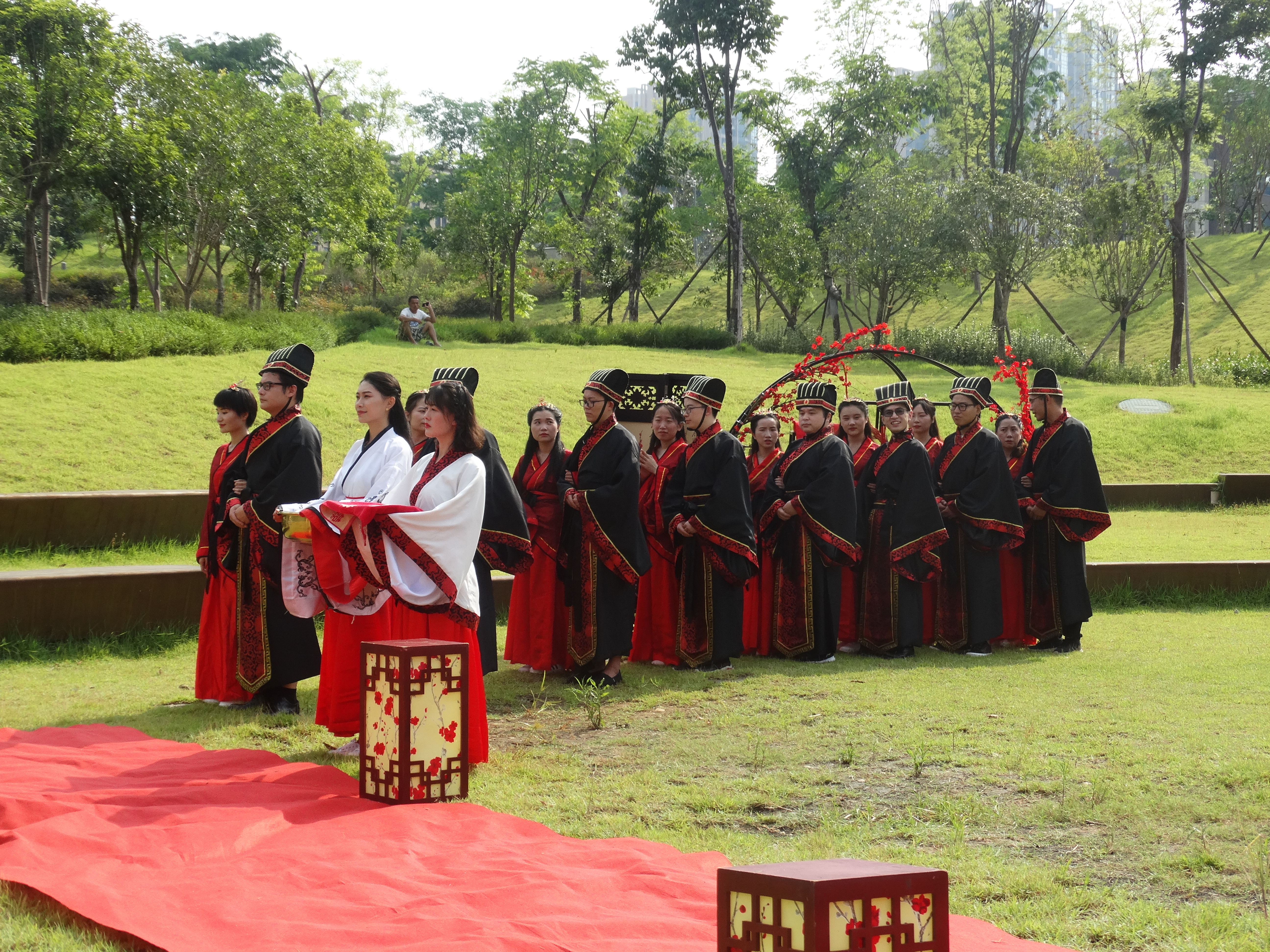 今日，雨花区“金玉良缘·文明婚嫁·情定雨花”汉式集体颁证活动甜蜜举行。长沙晚报通讯员 邓颖晴 摄