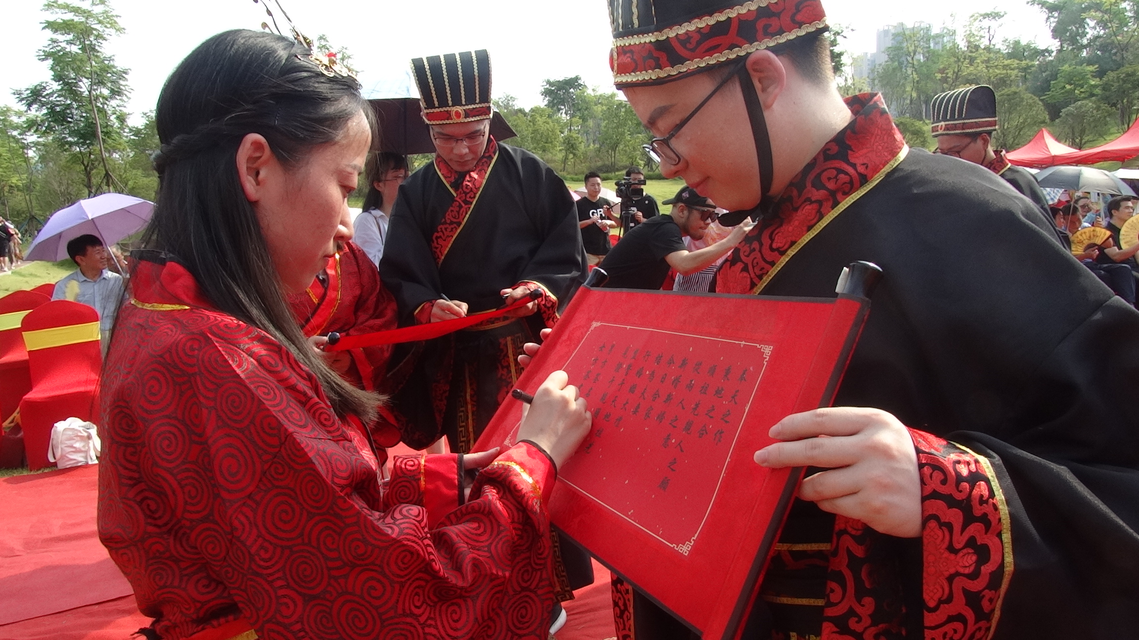今日，雨花区“金玉良缘·文明婚嫁·情定雨花”汉式集体颁证活动甜蜜开场。长沙晚报通讯员 邓颖晴 摄